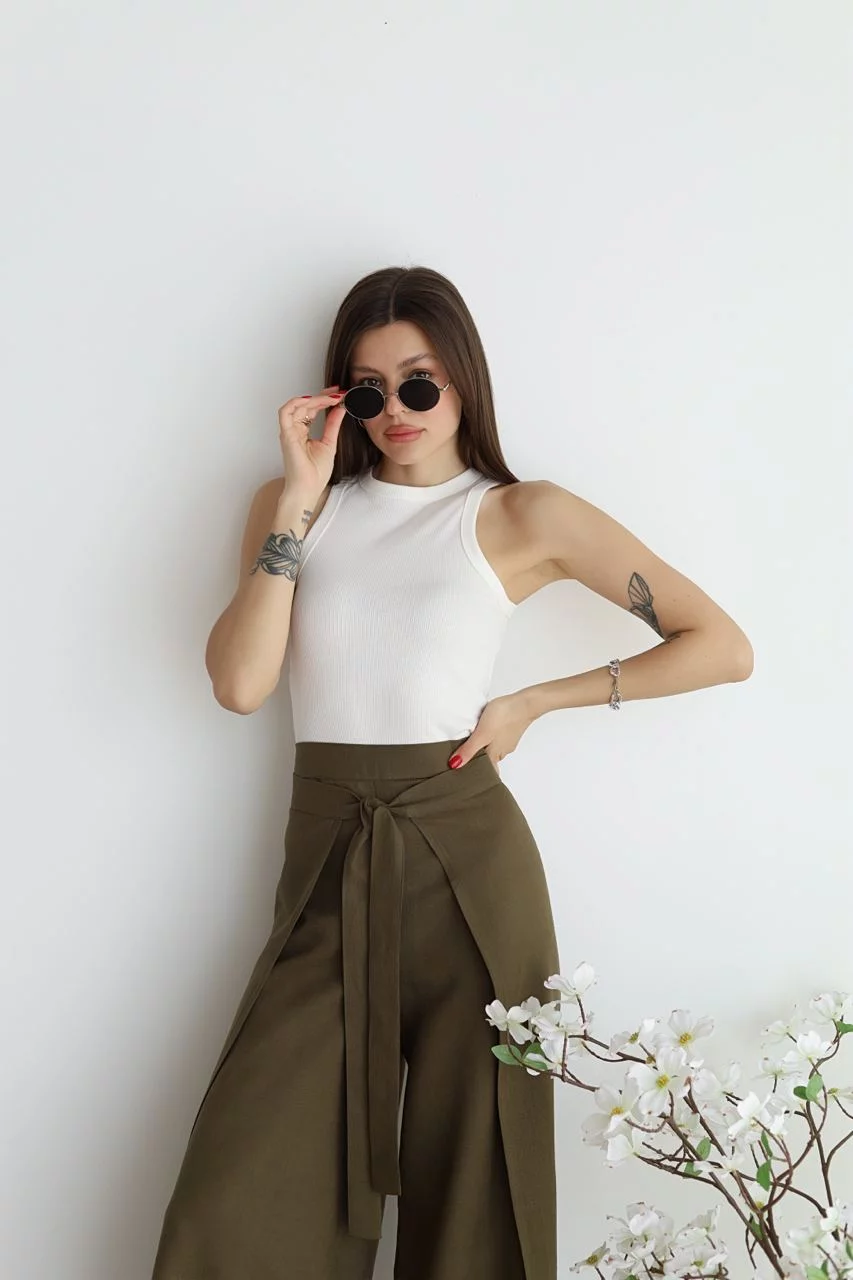 Stylish women's wide-leg pants, highlighting the flattering high waist and elegant tie-waist detail.