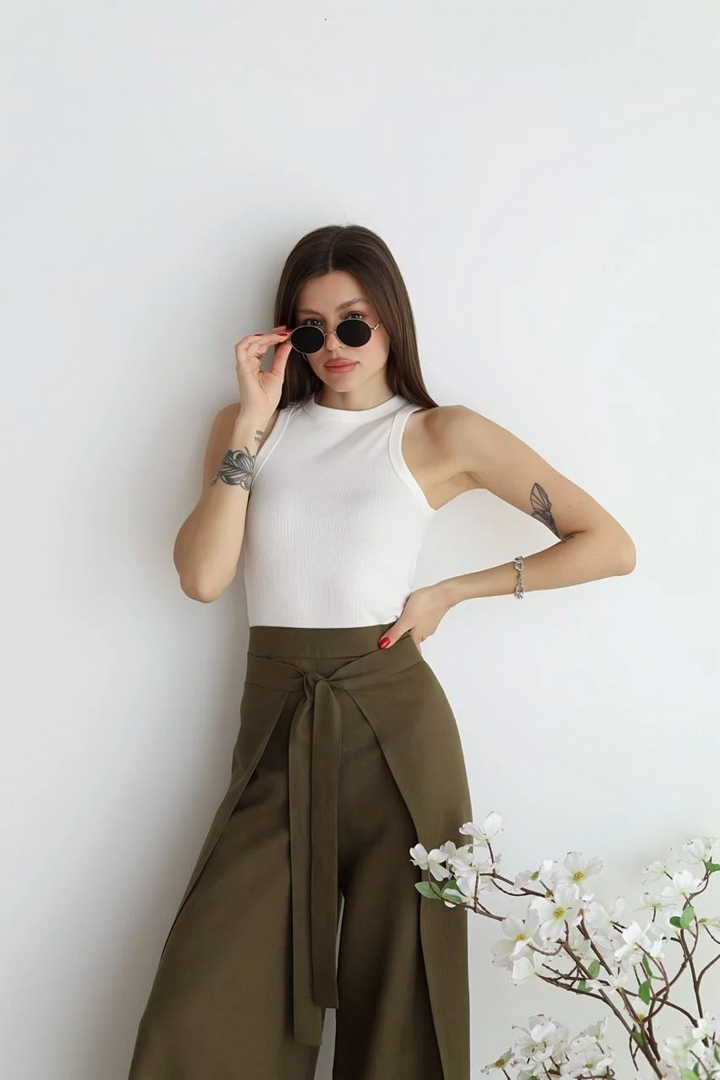 Stylish women's wide-leg pants, highlighting the flattering high waist and elegant tie-waist detail.