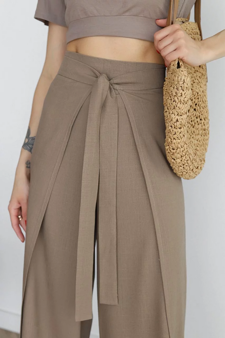 Elegant women's wide-leg pants with a stylish tie waist. Perfect for a casual chic and fashionable look.