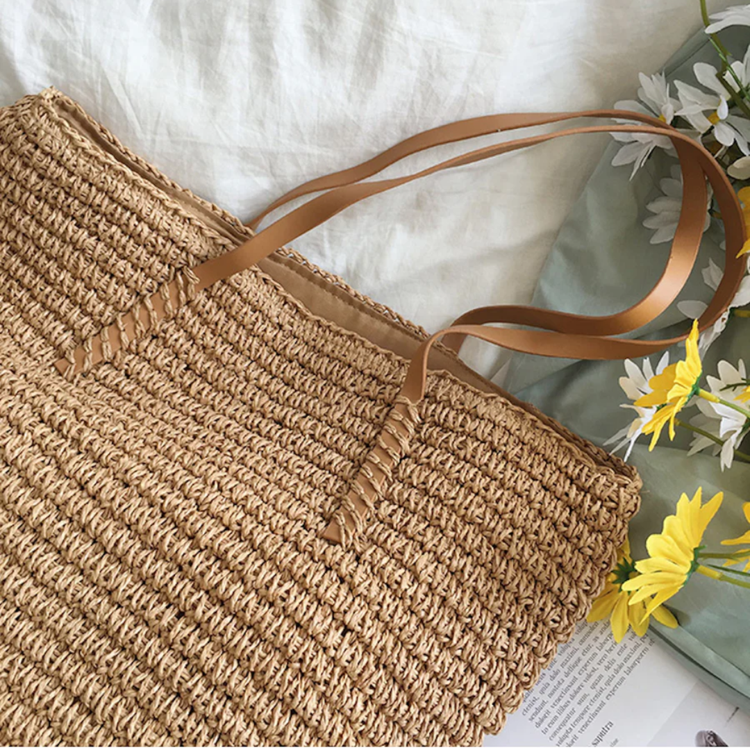 Stylish women's woven shoulder bag, large capacity design for everyday practical use.
