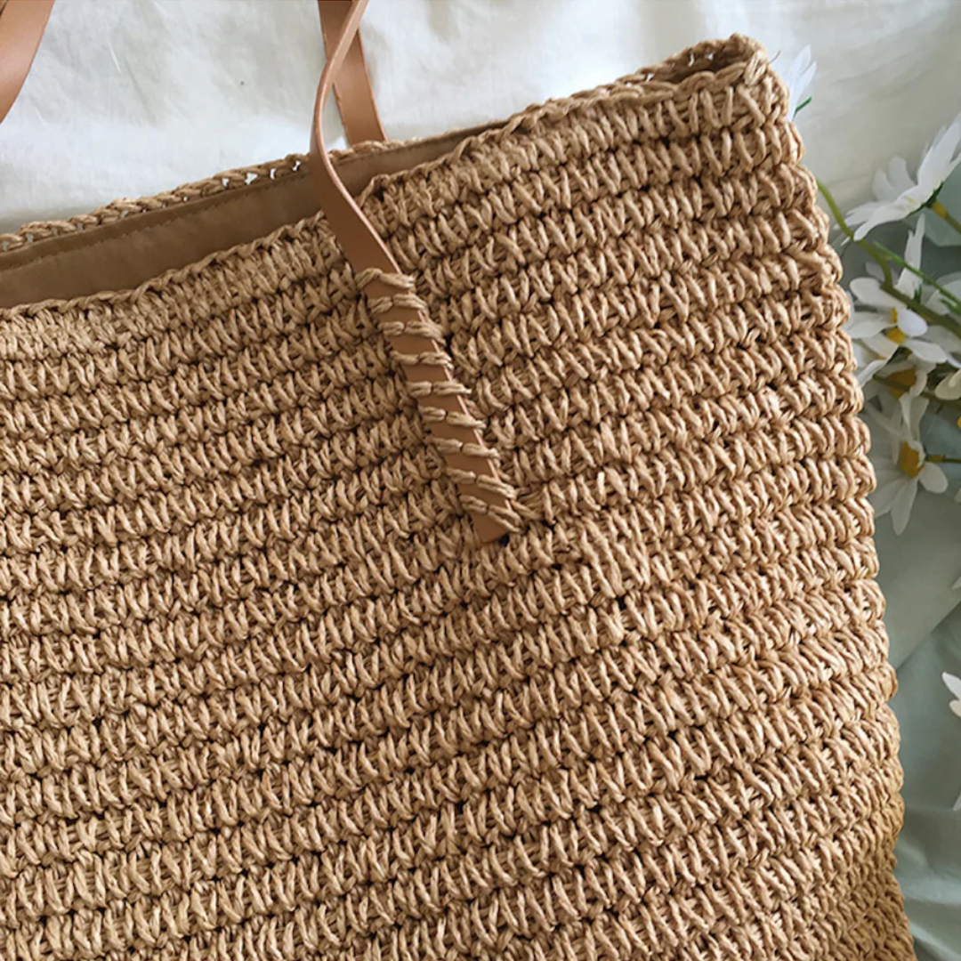 Spacious women's handbag with sturdy shoulder strap, perfect for versatile daily carry.