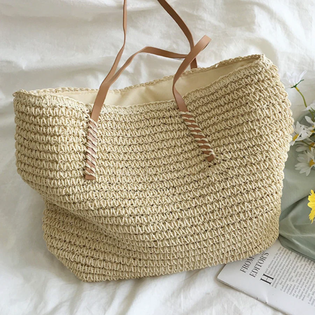 Sturdy women's shoulder bag, spacious interior, stylish woven pattern for a chic look.