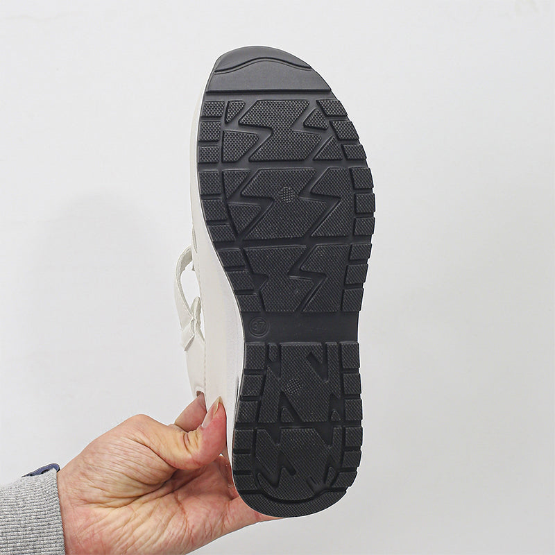 Breathable closed-toe women's sandals, designed for everyday comfort and protection during summer walks.