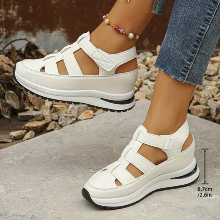 Cushioned, adjustable, breathable closed-toe women's sandals for ultimate comfort and protection in summer.