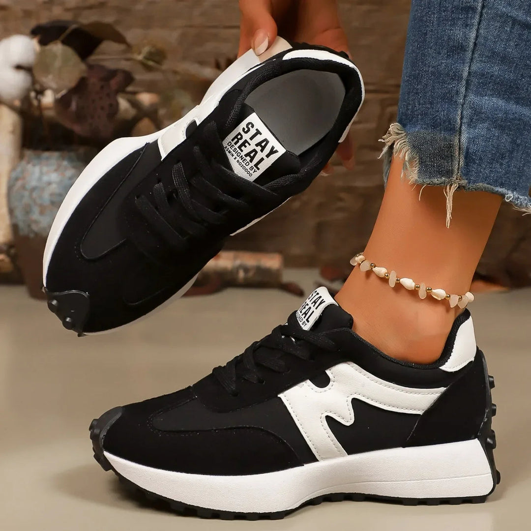 Comfortable women's striped platform shoes, ideal for everyday wear, combining a chic look with practical design.