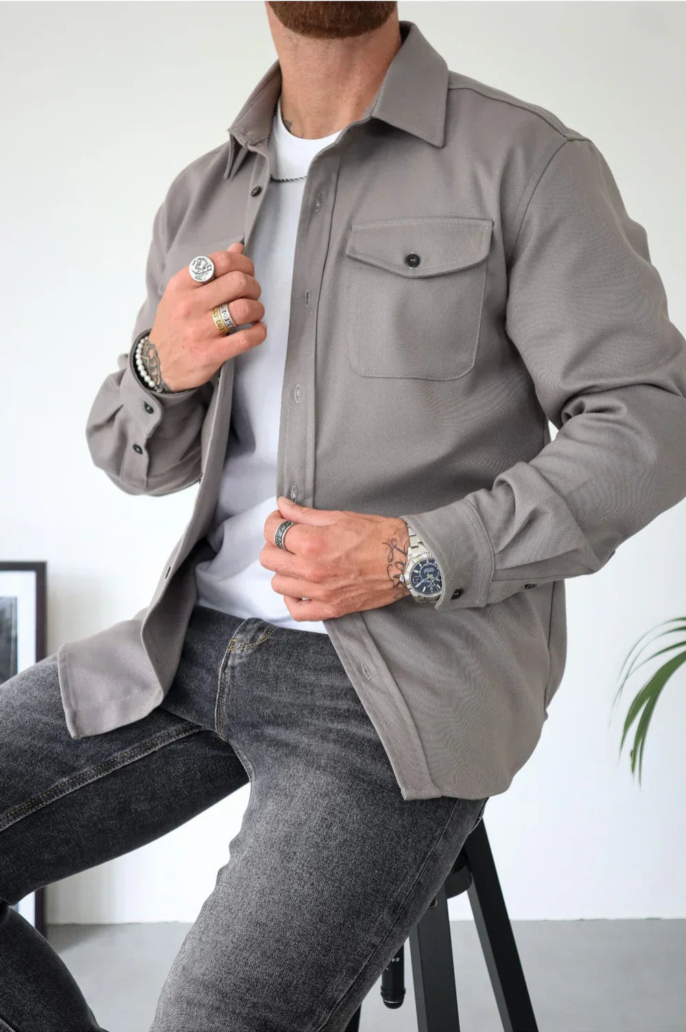 Men's stylish casual overshirt for effortless layering. Versatile long-sleeve button-up for smart casual looks.