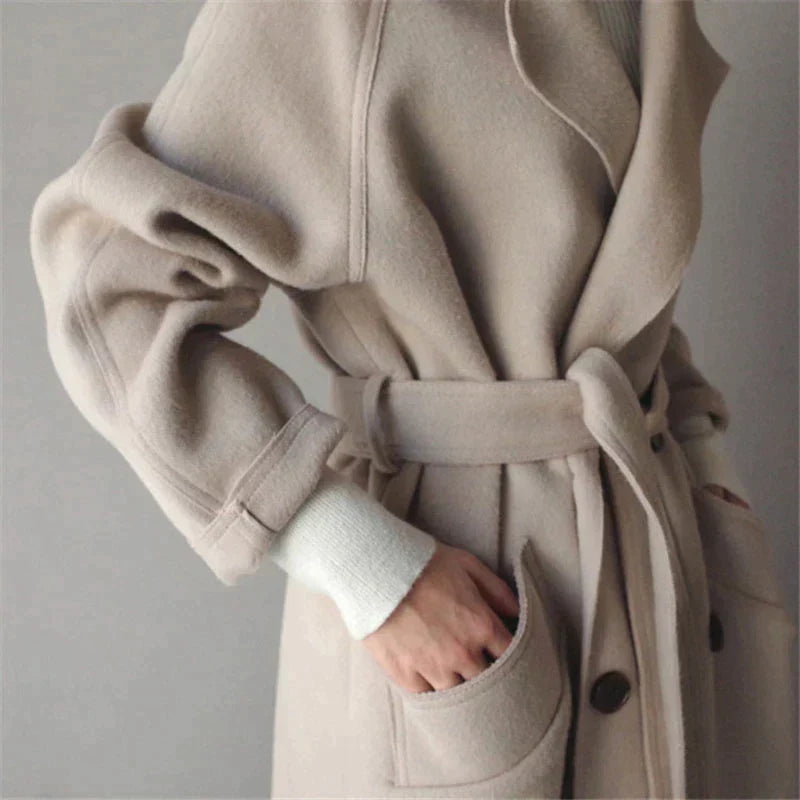 Fashionable women's long coat, an elegant and warm winter jacket suitable for versatile everyday style.