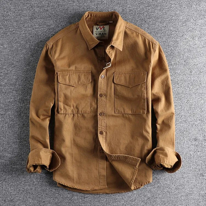 Casual men's long-sleeve utility shirt, perfect for stylish everyday fashion and comfort.