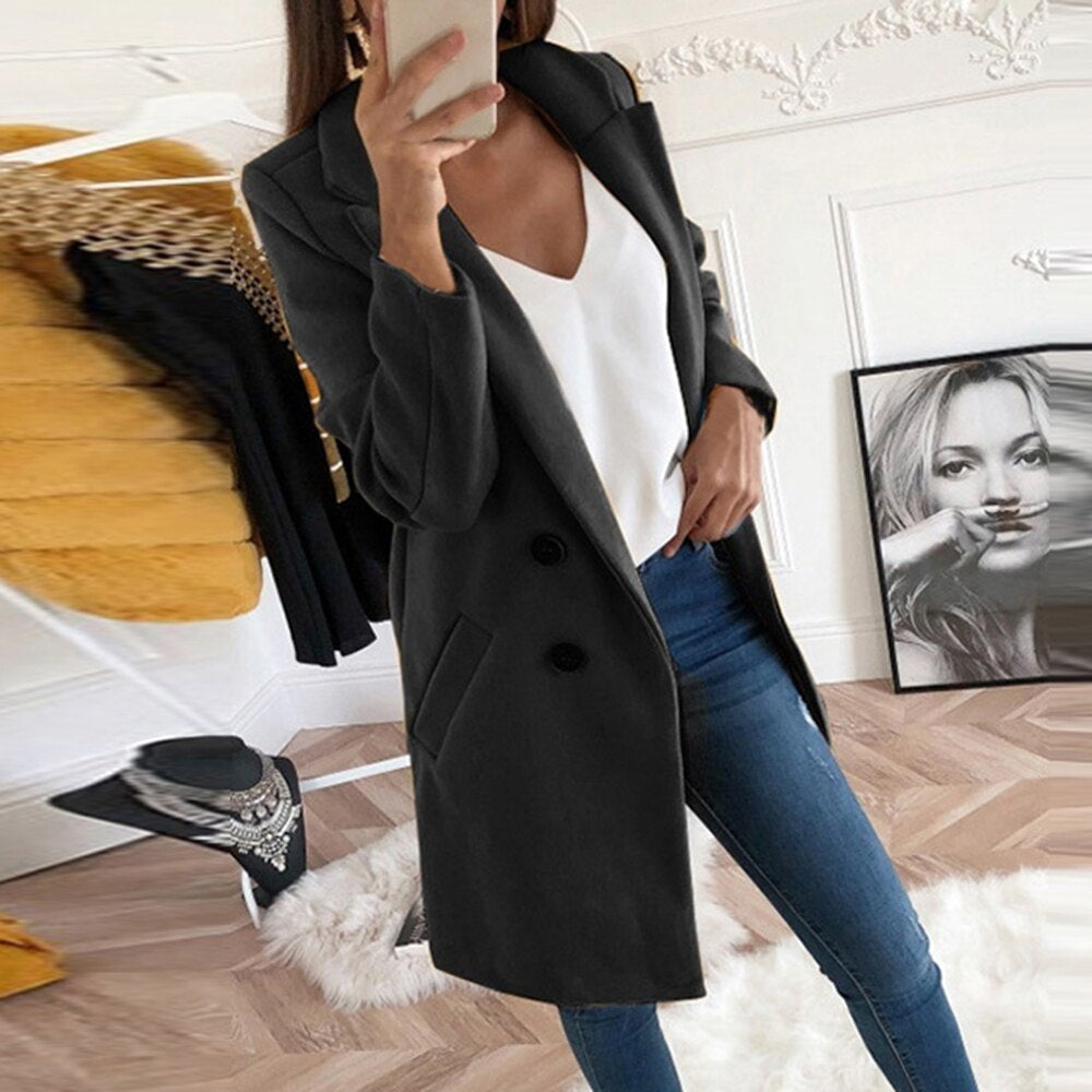 Close-up of the turn-down collar on the stylish women's Mila coat, showcasing quality fabric.