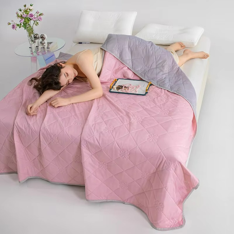 Premium cooling blanket: Lightweight, soft cotton duvet for comfortable summer sleep and bedroom comfort.
