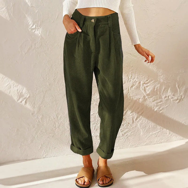 Elegant women's wide-leg high-waist trousers, featuring stylish pleats for a sophisticated look.