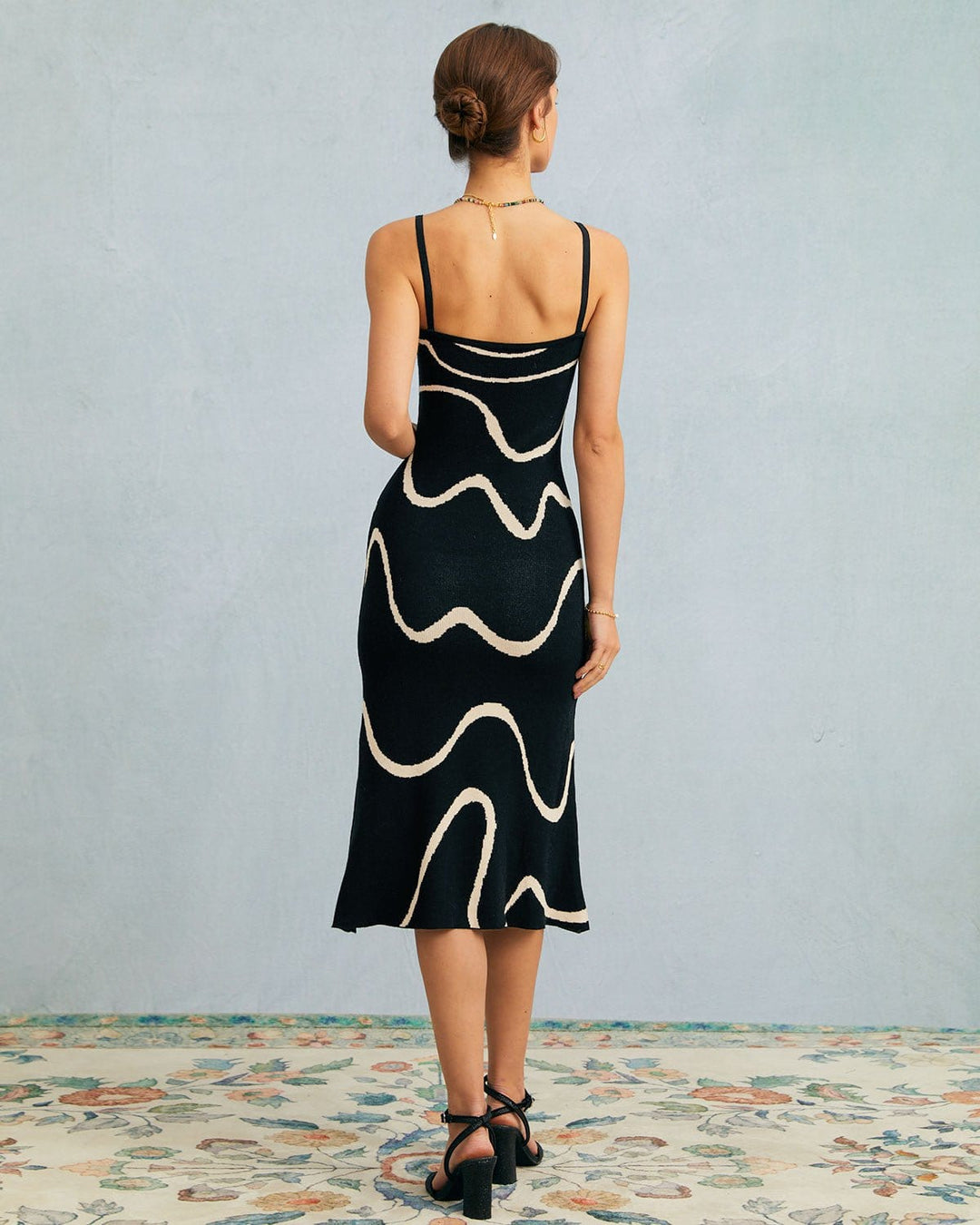 Women's sleeveless elegant bodycon mermaid midi dress for parties and special occasions.