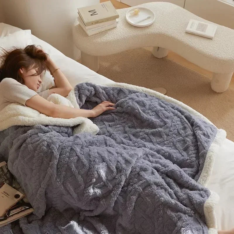 Plush lambswool & fleece blanket, incredibly soft and warm, ideal as a cozy winter throw or bedding.