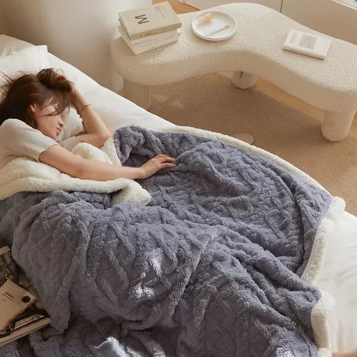 Plush lambswool & fleece blanket, incredibly soft and warm, ideal as a cozy winter throw or bedding.