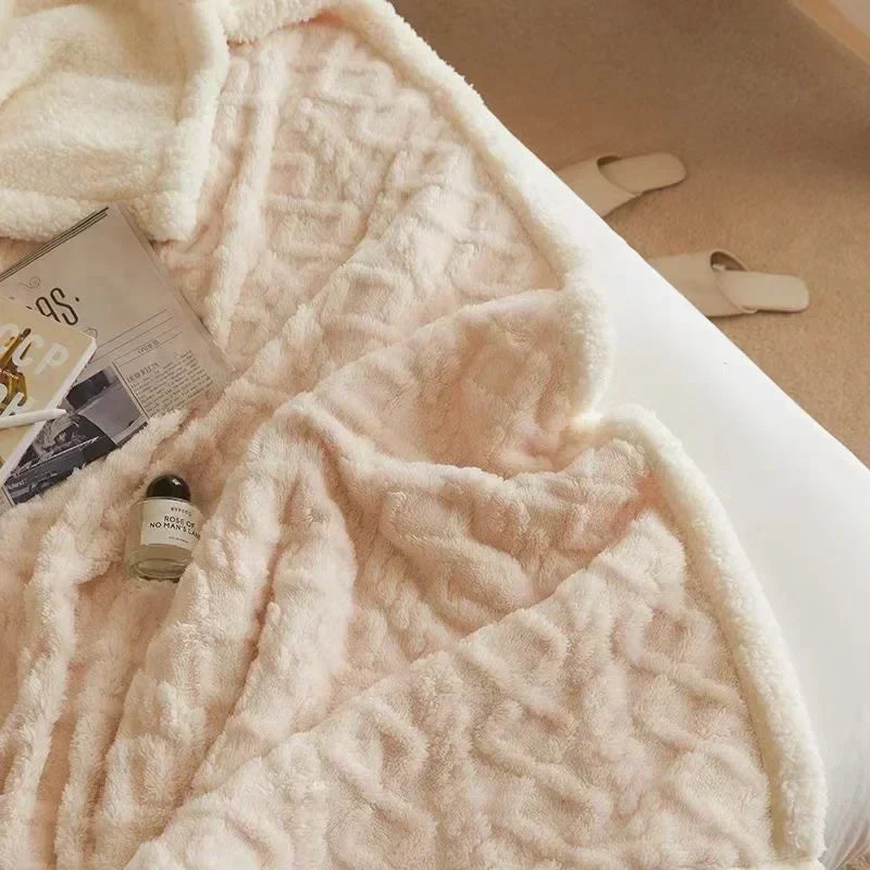 Warm lambswool & fleece bedding blanket, ultra-soft and comfortable for a luxurious winter night's sleep.