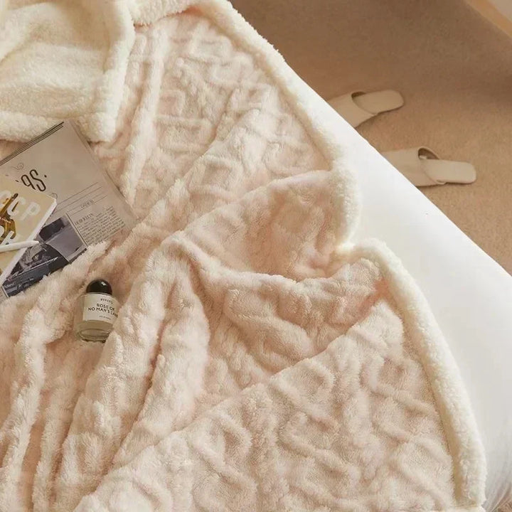 Warm lambswool & fleece bedding blanket, ultra-soft and comfortable for a luxurious winter night's sleep.