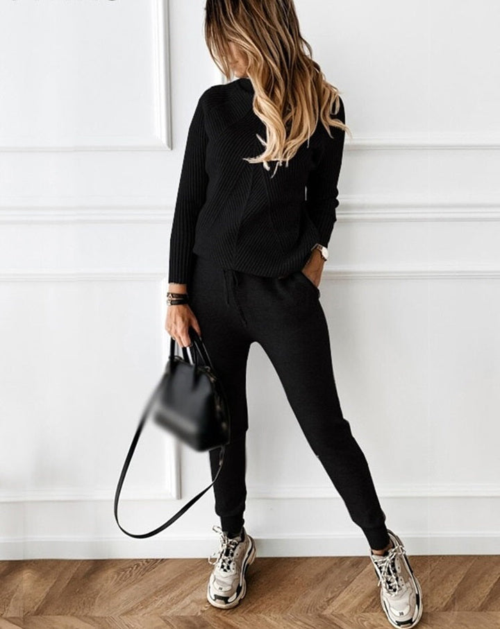 Cozy warm women's tracksuit set, ideal for leisurewear. This stylish two-piece outfit provides ultimate comfort.