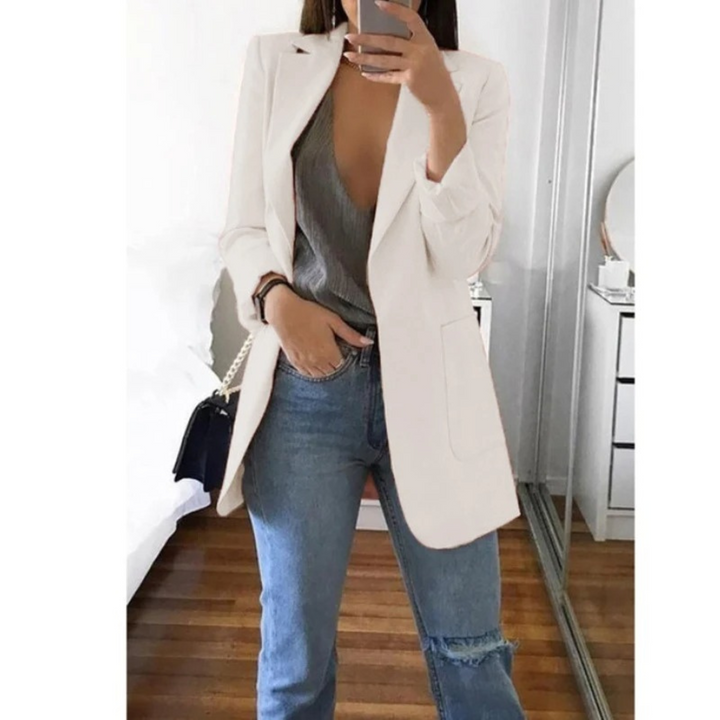 Stylish women's long blazer, an elegant piece of outerwear for any occasion.