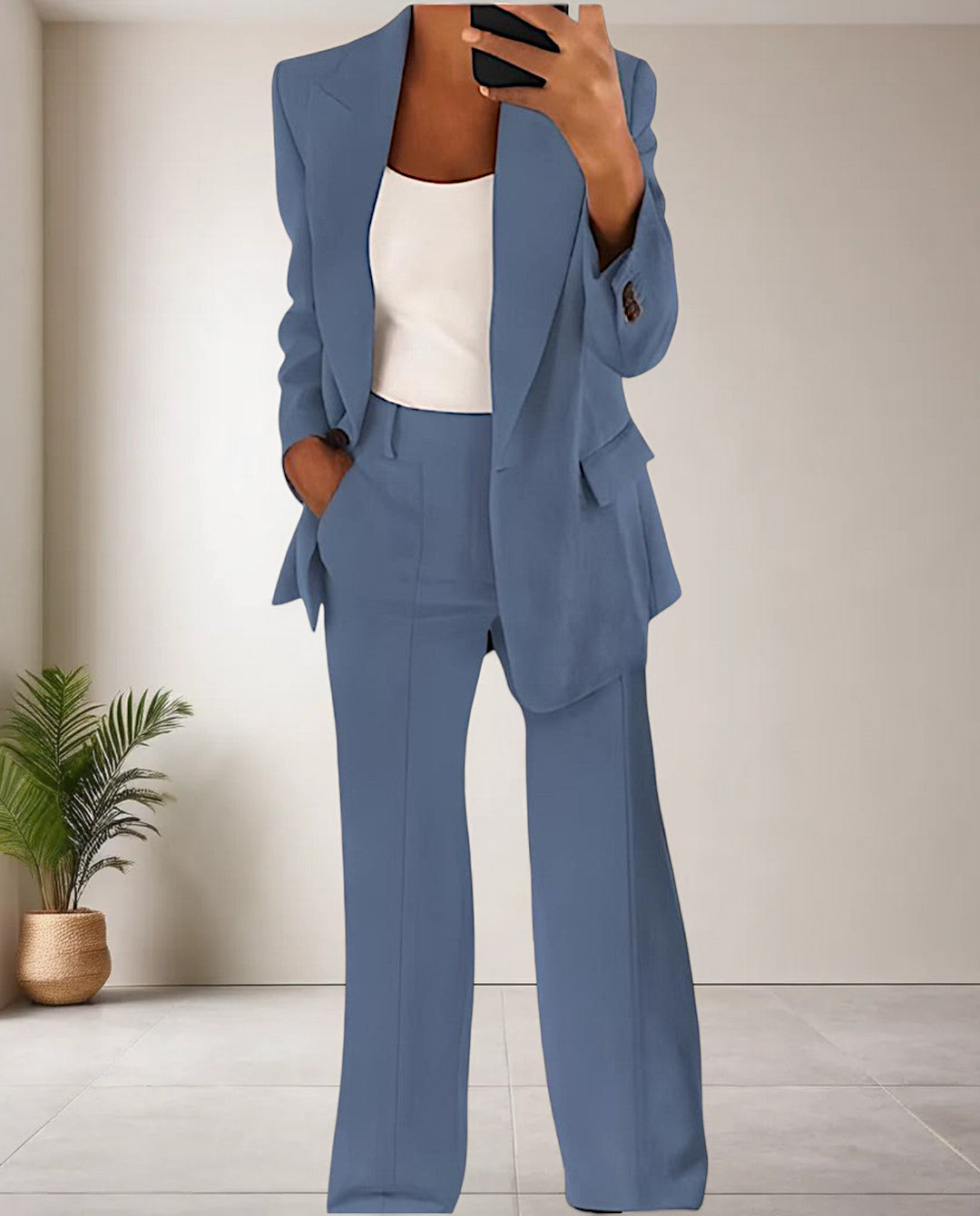 Trendy women's 2-piece pantsuit set for chic, versatile style. Ideal for office or casual fashion.