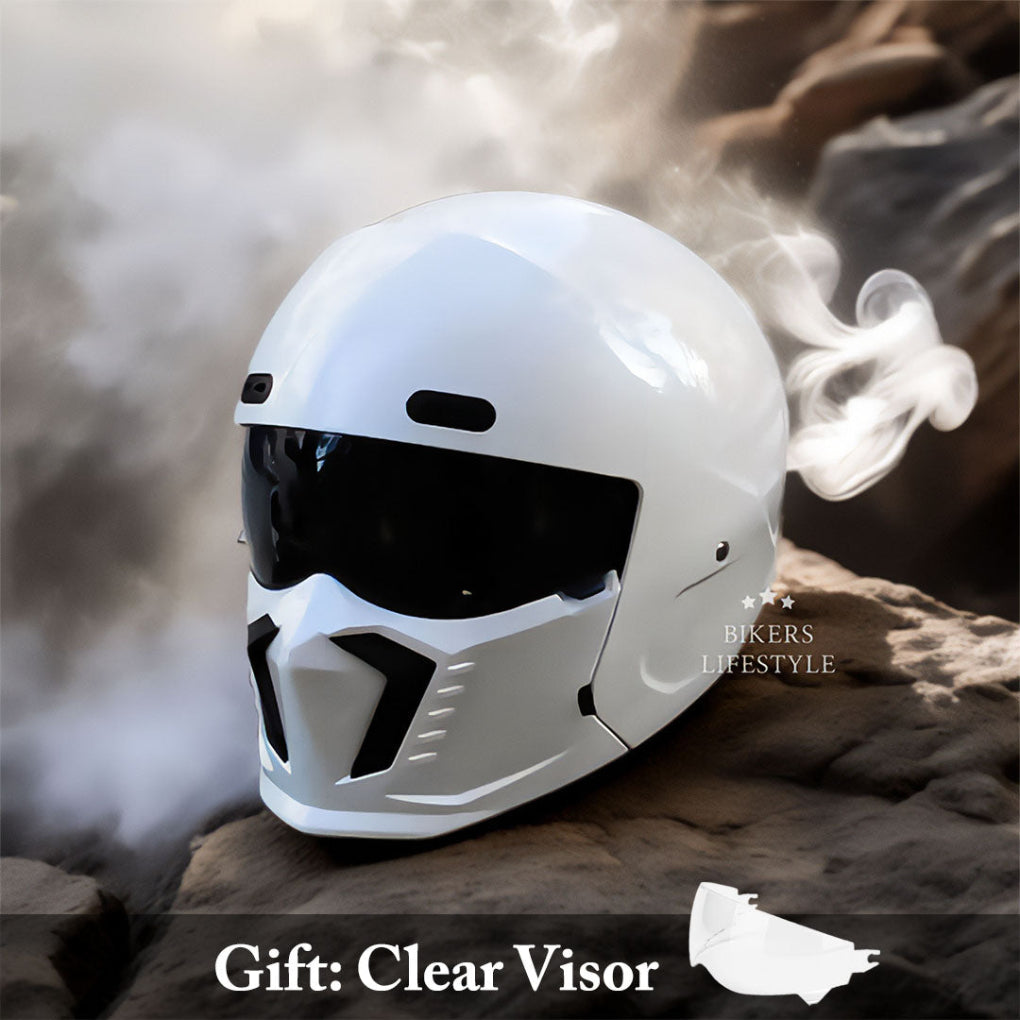 Retro full face motorcycle helmet, a must-have for vintage motorcycle enthusiasts.