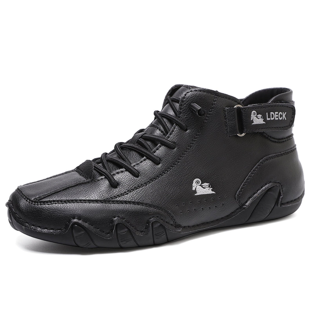Breathable unisex leather shoes ideal for natural movement and hikes.