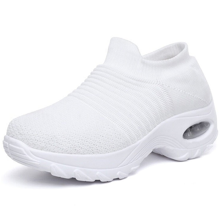 Breathable women's everyday sneakers with cushioned support.