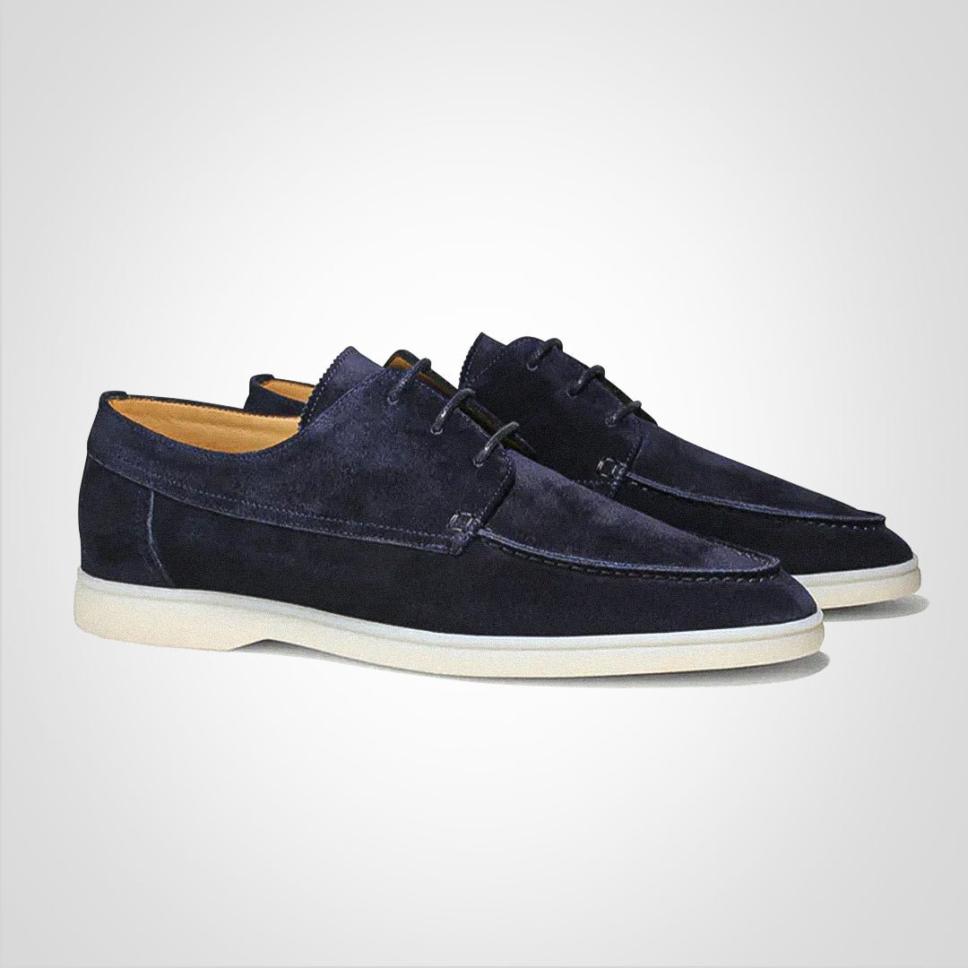 Versatile men's low-top boat shoes with lace-up design, ideal for casual wear and summer outings.