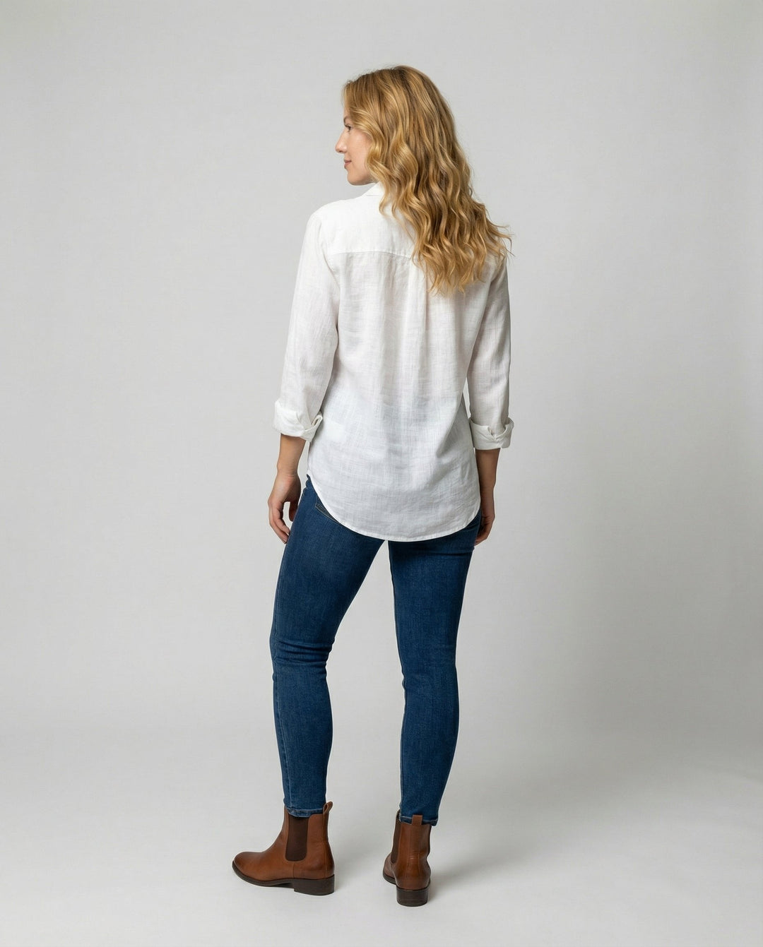 Stylish women's relaxed-fit button-up shirt, ideal for office fashion or smart casual spring and summer outfits.