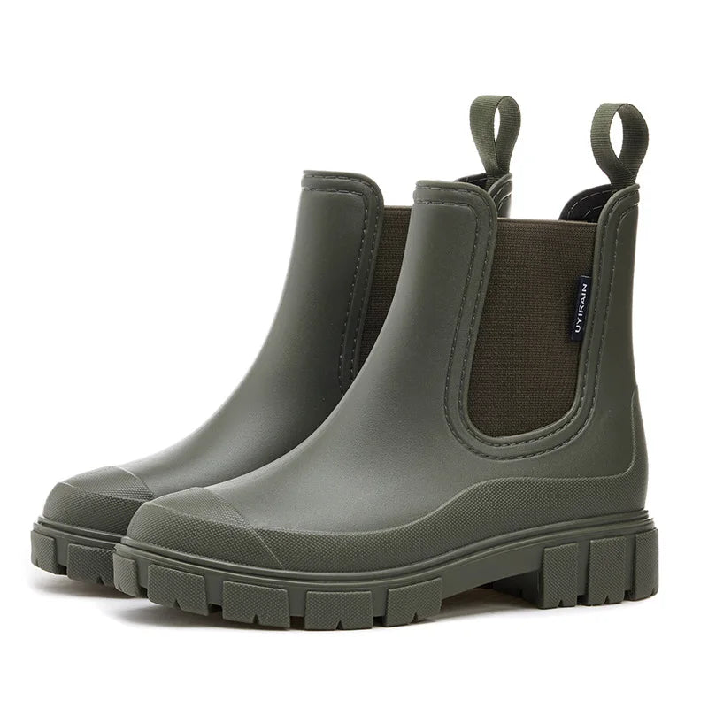 Women's platform Chelsea rain boots, waterproof and non-slip, ensuring excellent grip in rainy weather.