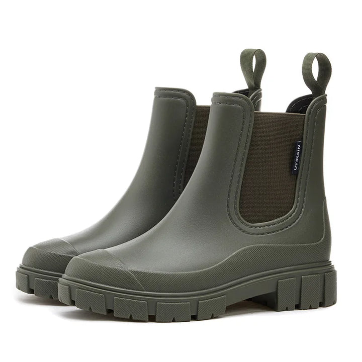 Women's platform Chelsea rain boots, waterproof and non-slip, ensuring excellent grip in rainy weather.