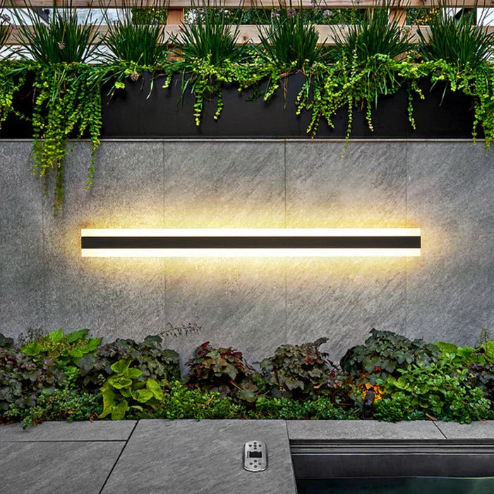 Durable outdoor wall lamp, perfect as an entryway or patio light fixture