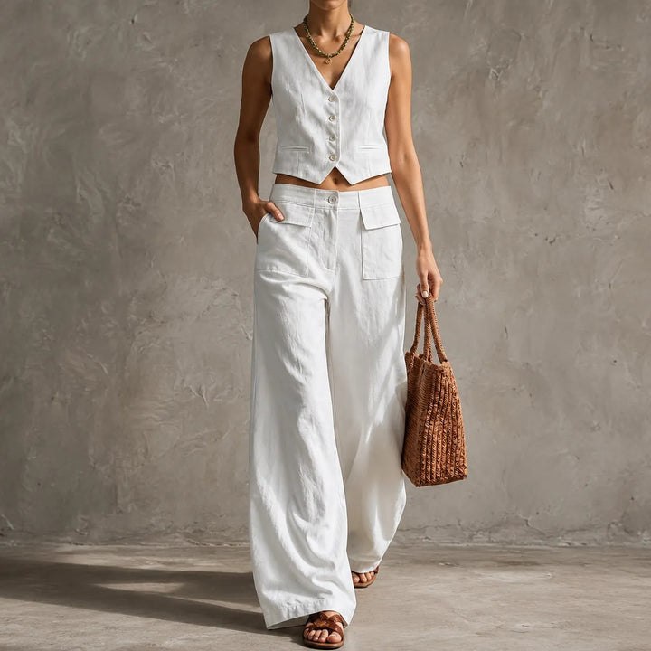 Practical women's high-waist wide-leg pants featuring spacious pockets, great for everyday convenience.