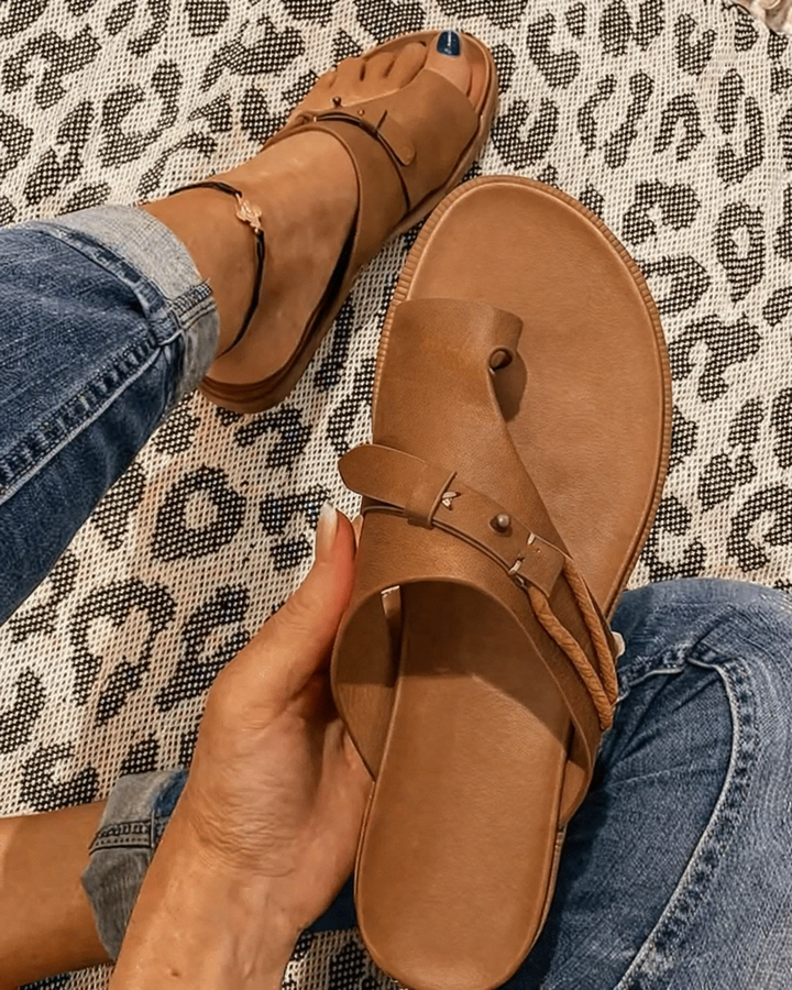 Women's black flat toe loop sandals, perfect for summer comfort and casual style.