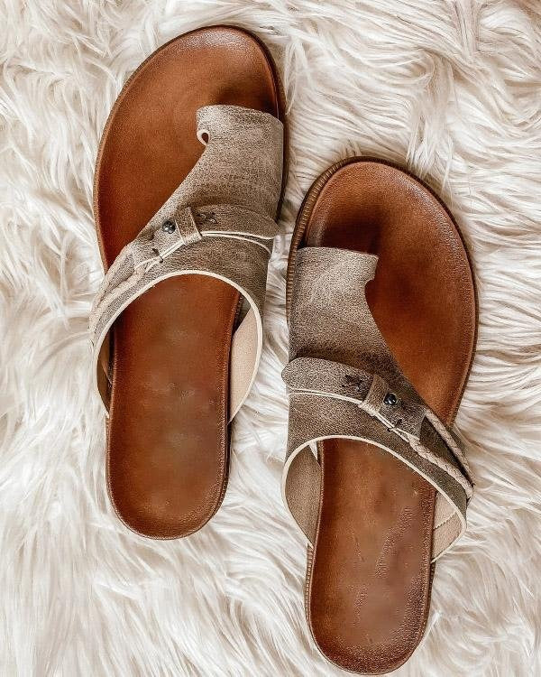 Chic women's summer sandals featuring a flat sole and elegant toe loop strap.