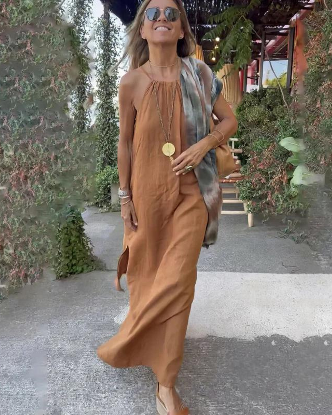 Casual women's halter neck maxi dress, ideal for summer beach outings