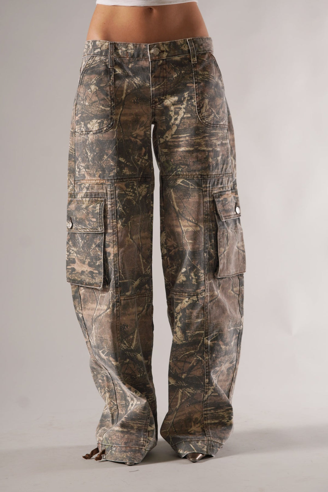 Comfortable and trendy women's camo trousers, ideal for a relaxed yet fashionable look.