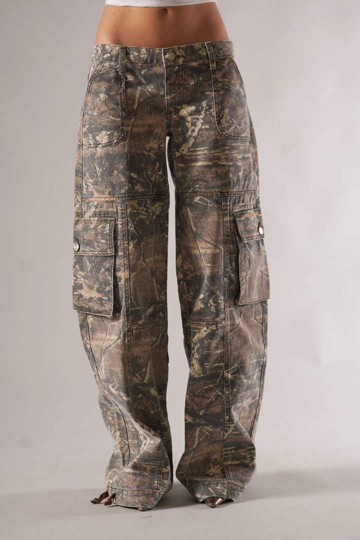 Comfortable and trendy women's camo trousers, ideal for a relaxed yet fashionable look.