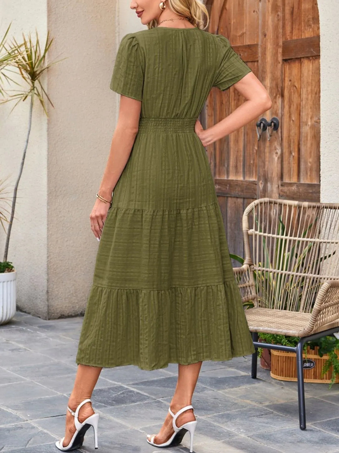Elegant flowy midi dress with pockets, a stylish addition to any wardrobe.
