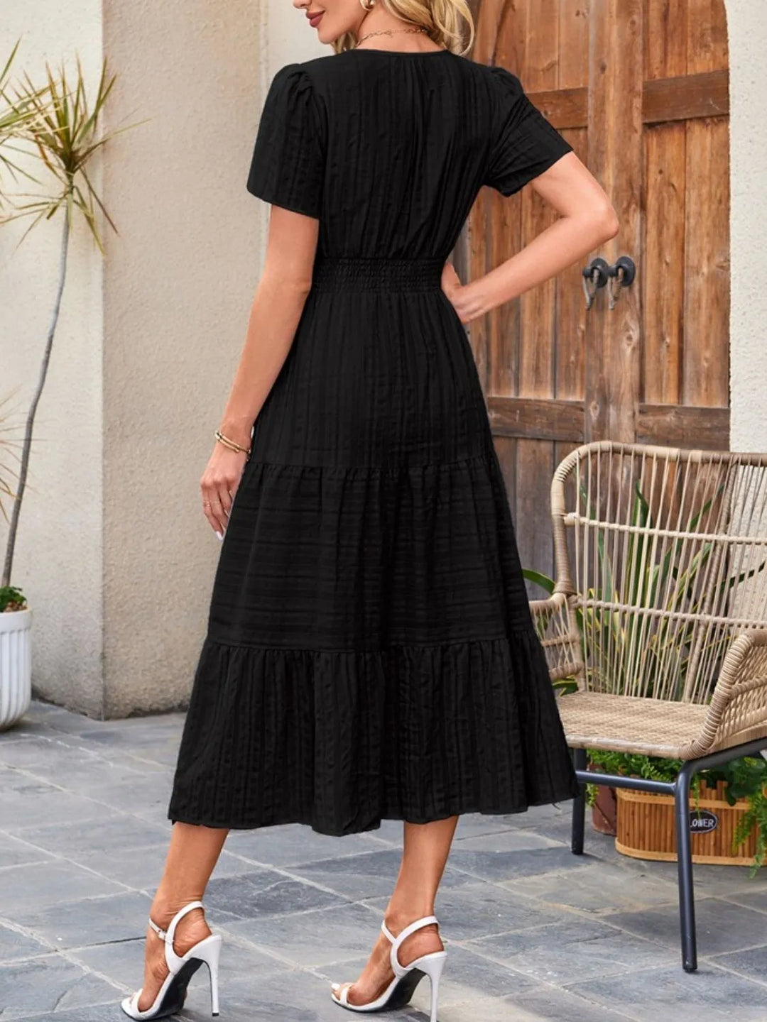 Flowy summer midi dress featuring practical pockets and a chic design.