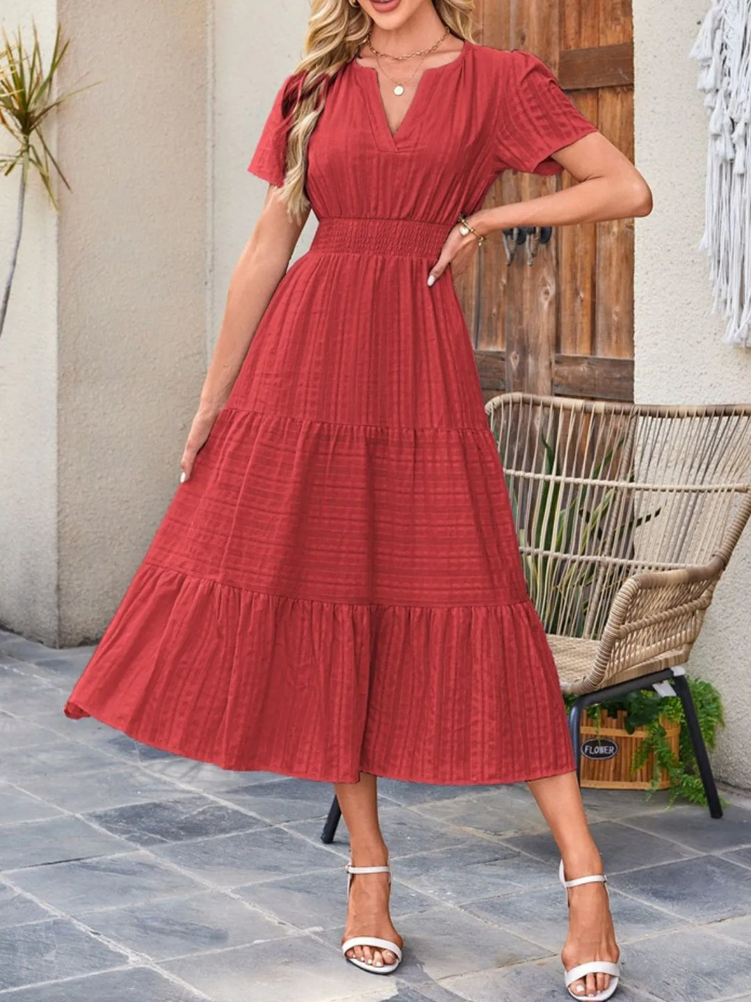 Versatile women's flowy midi dress, perfect for brunches or casual outings.