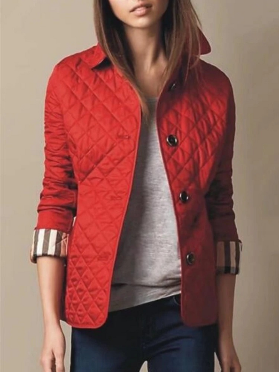 Fashionable quilted jacket for women, designed for comfort and a trendy layered look.