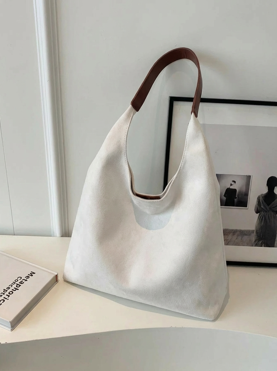 Large women's travel tote, a versatile shoulder bag for casual outings, work, or carrying all your essentials.