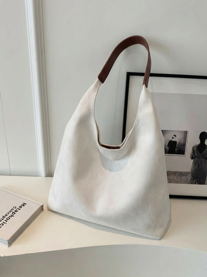 Large women's travel tote, a versatile shoulder bag for casual outings, work, or carrying all your essentials.