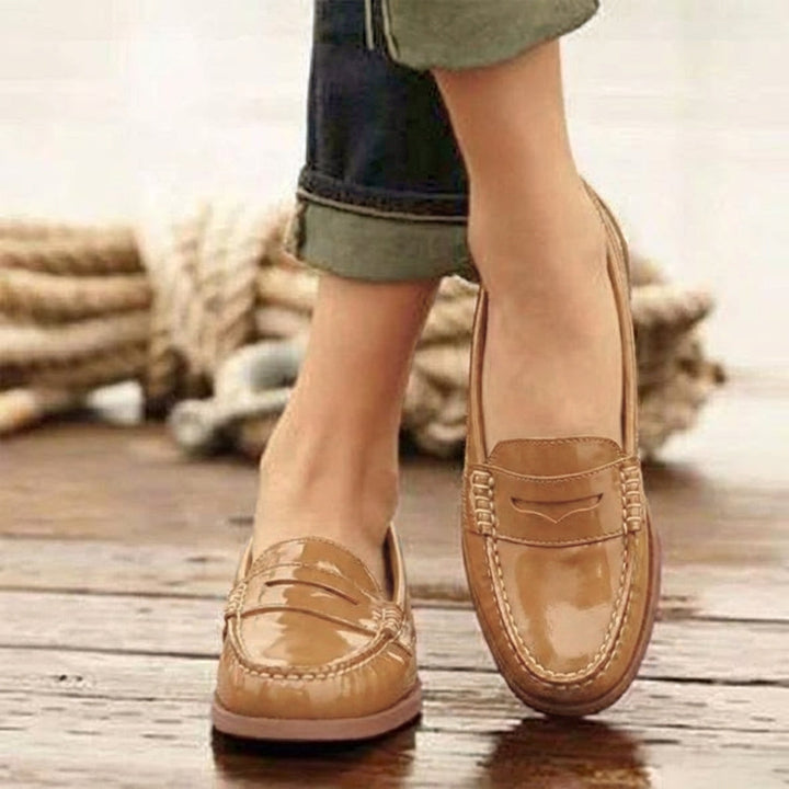Stylish flat women's loafers, ideal for work or casual outings.