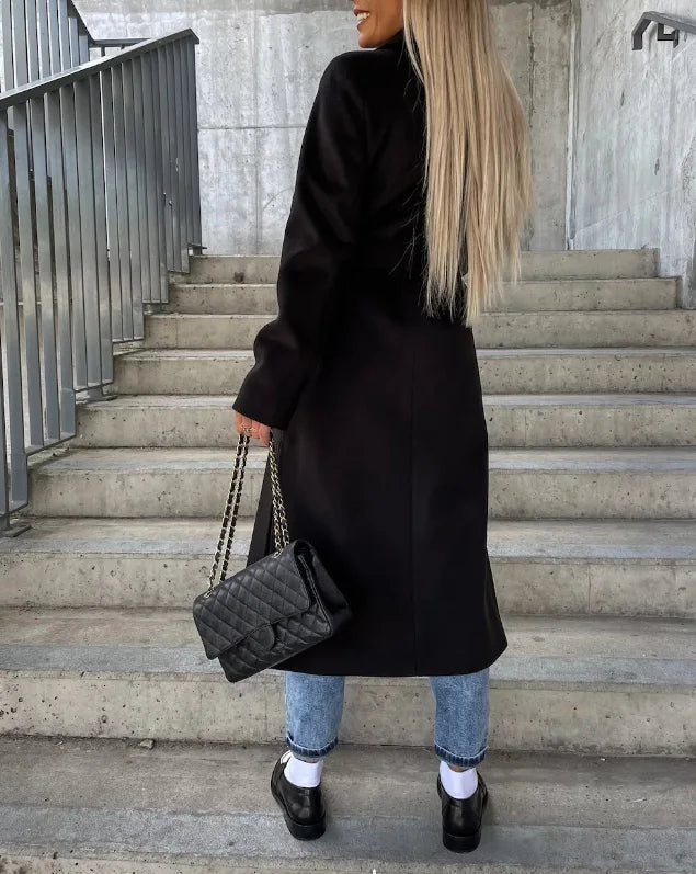 Timeless women's trench coat, classic long sleeve design. Elegant outerwear for a sophisticated and versatile winter wardrobe.