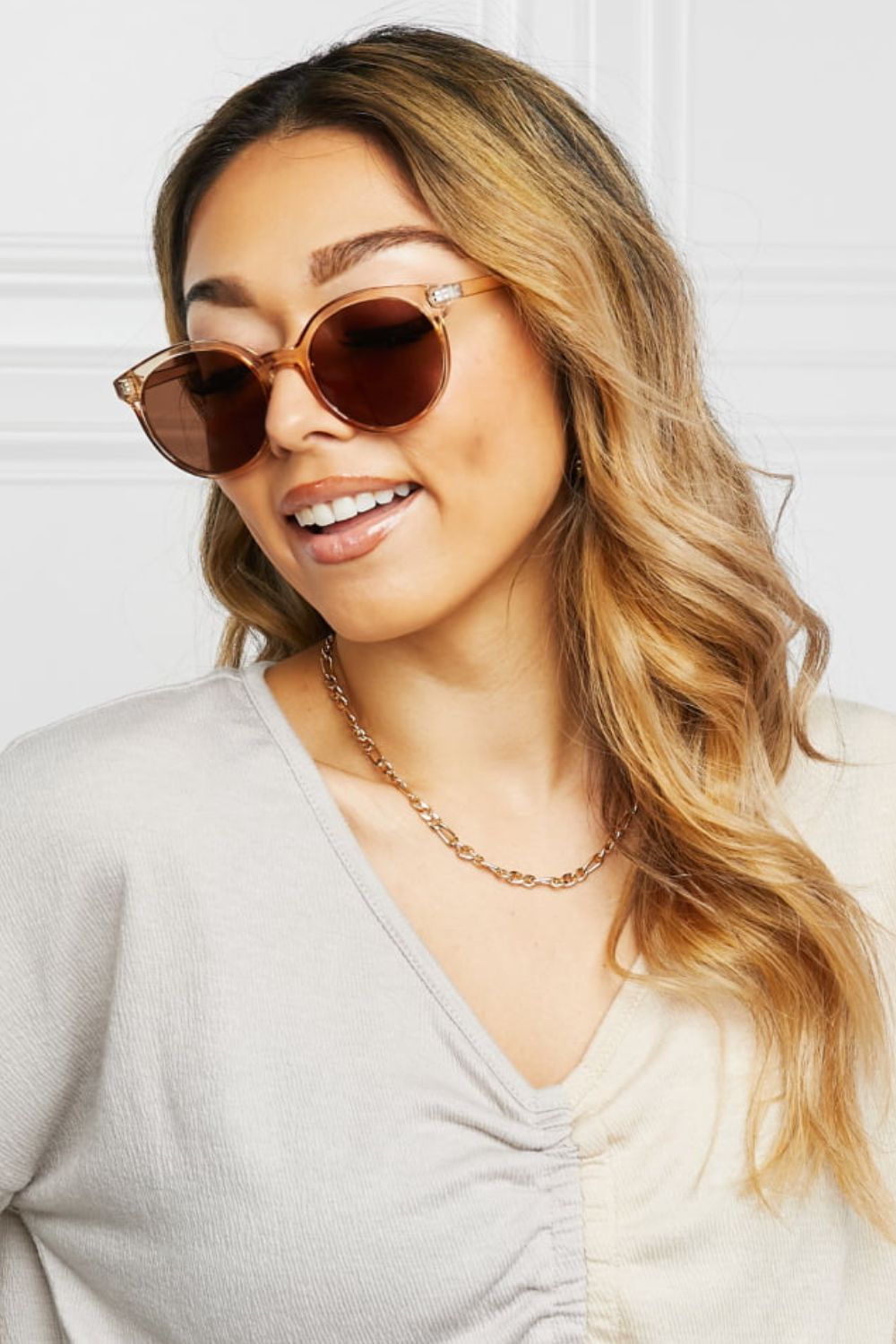 Women's classic round sunglasses with UV400 protection