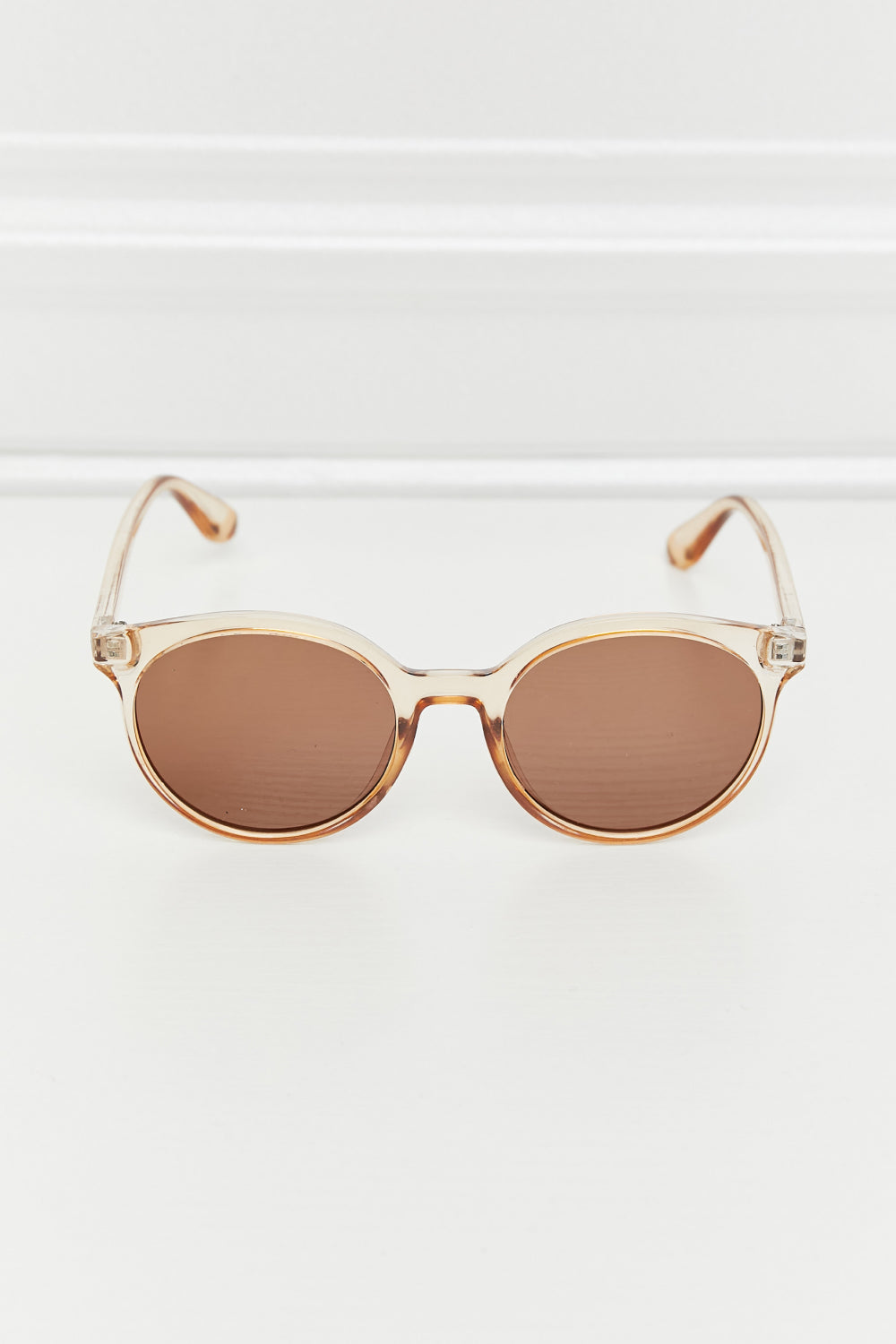 Durable and stylish round sunglasses for women's sun protection