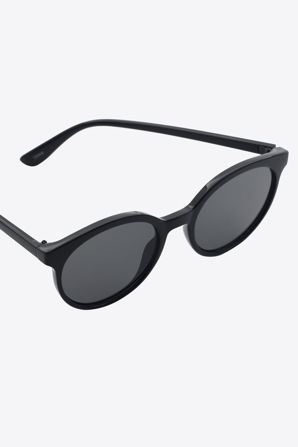 Retro-inspired women's round sunglasses with UV400 lenses
