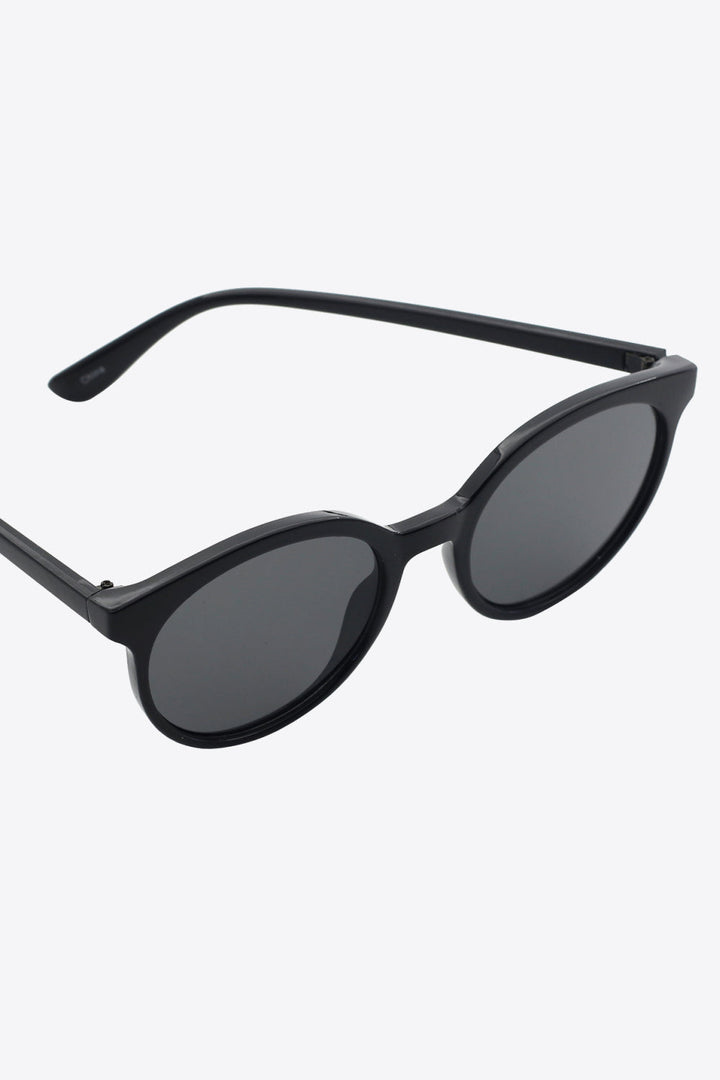 Retro-inspired women's round sunglasses with UV400 lenses