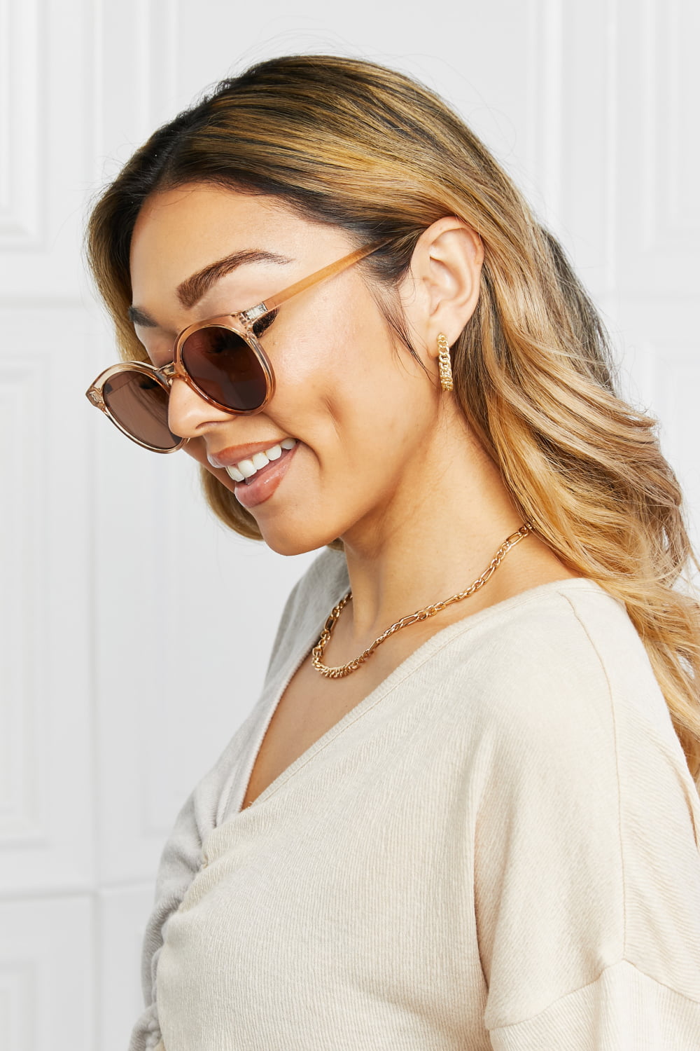 Fashionable round sunglasses, essential women's accessory
